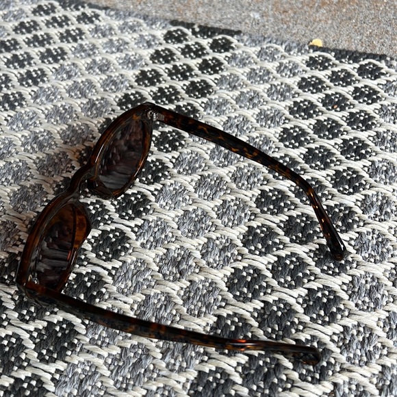 Plastic tortoise shell sunglasses - Picture 4 of 4